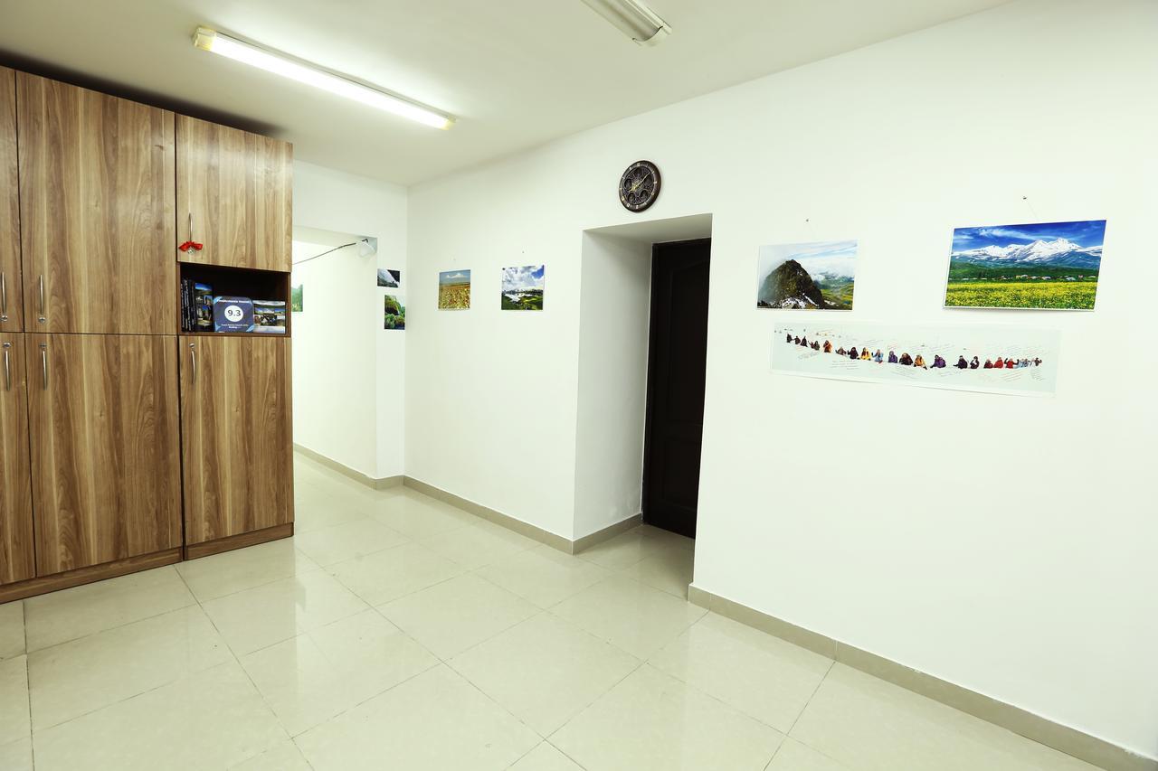 Byron Hostel Yerevan Exterior photo
